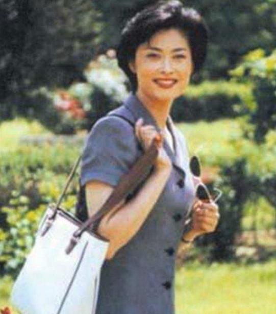 央视主持人敬一丹结过几次婚,敬一丹26岁嫁亿万富翁现如今怎样