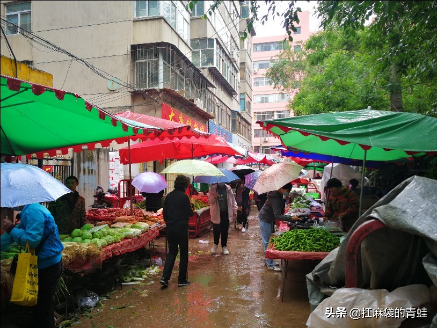 地摊经济渐火，兰州新港城周末市场还能回来吗？