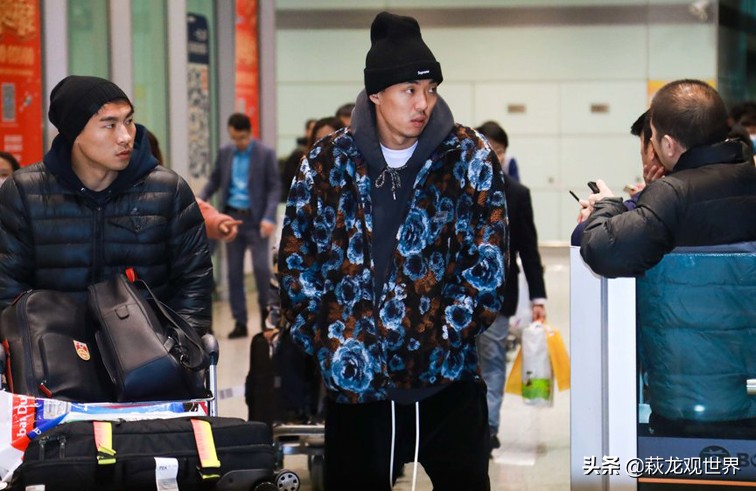 二赵归连？赵一脚穿花衣回国，一绯闻内援引质疑：他还不如晋鹏翔