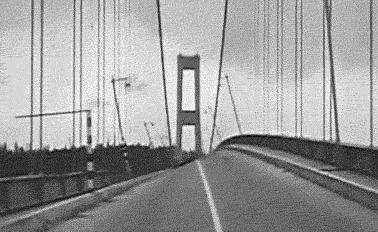 一座巨大的桥被大风吹塌,塔科马海峡大桥被风吹