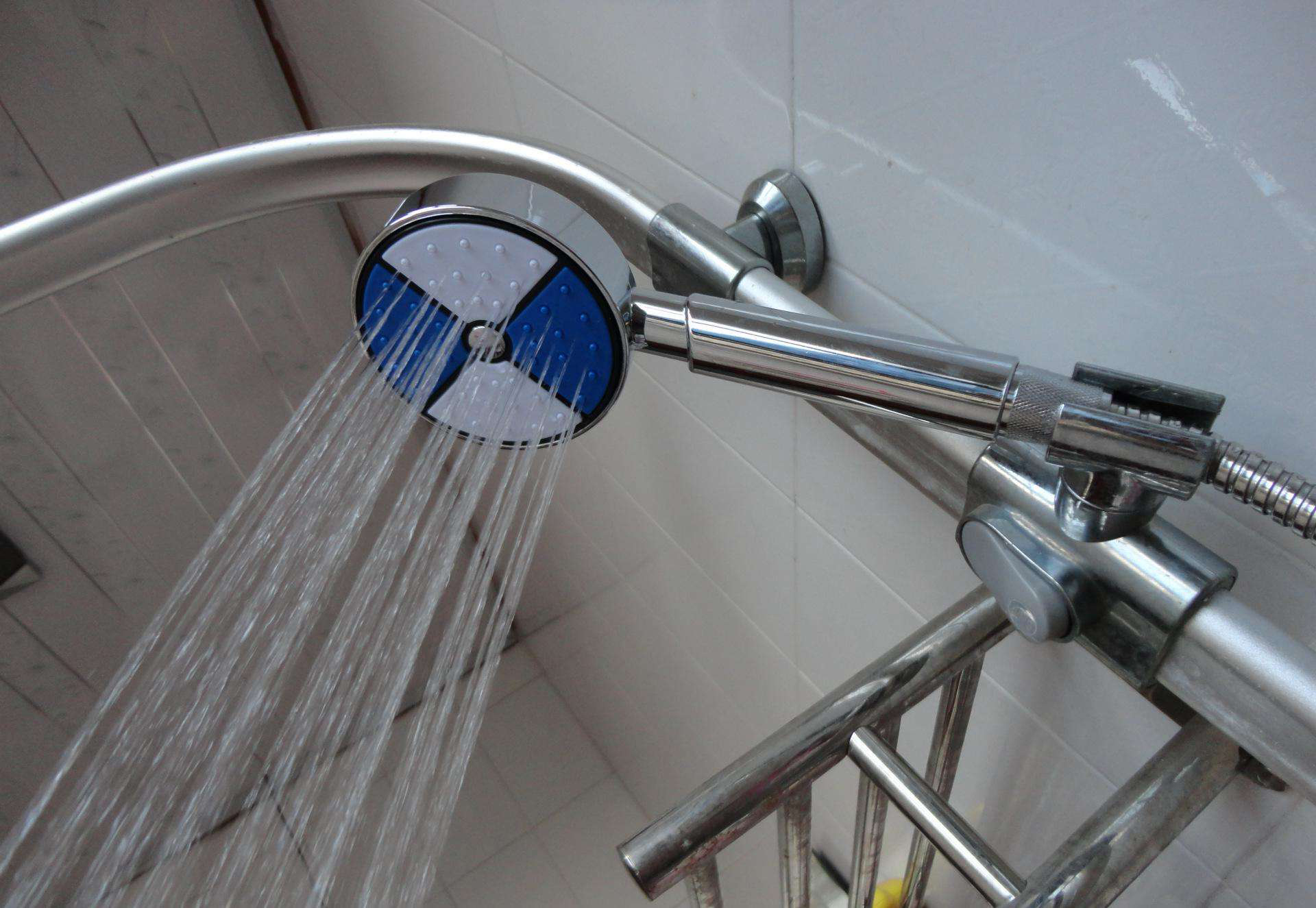 家里洗澡水压小怎么解决,水压没问题家里水流小怎么办