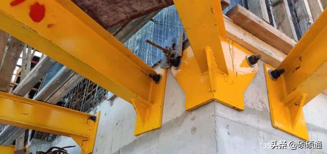 一种新型悬挑架的安装搭设装置,施工现场新型悬挑架