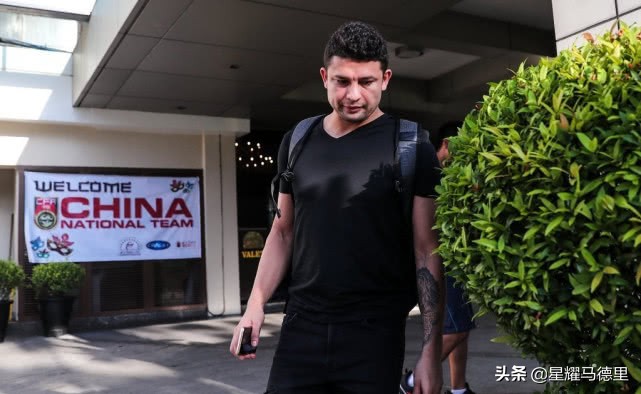 上海名记怒批艾克森：拿高薪+签字费！国足陷困境你就该挺身而出