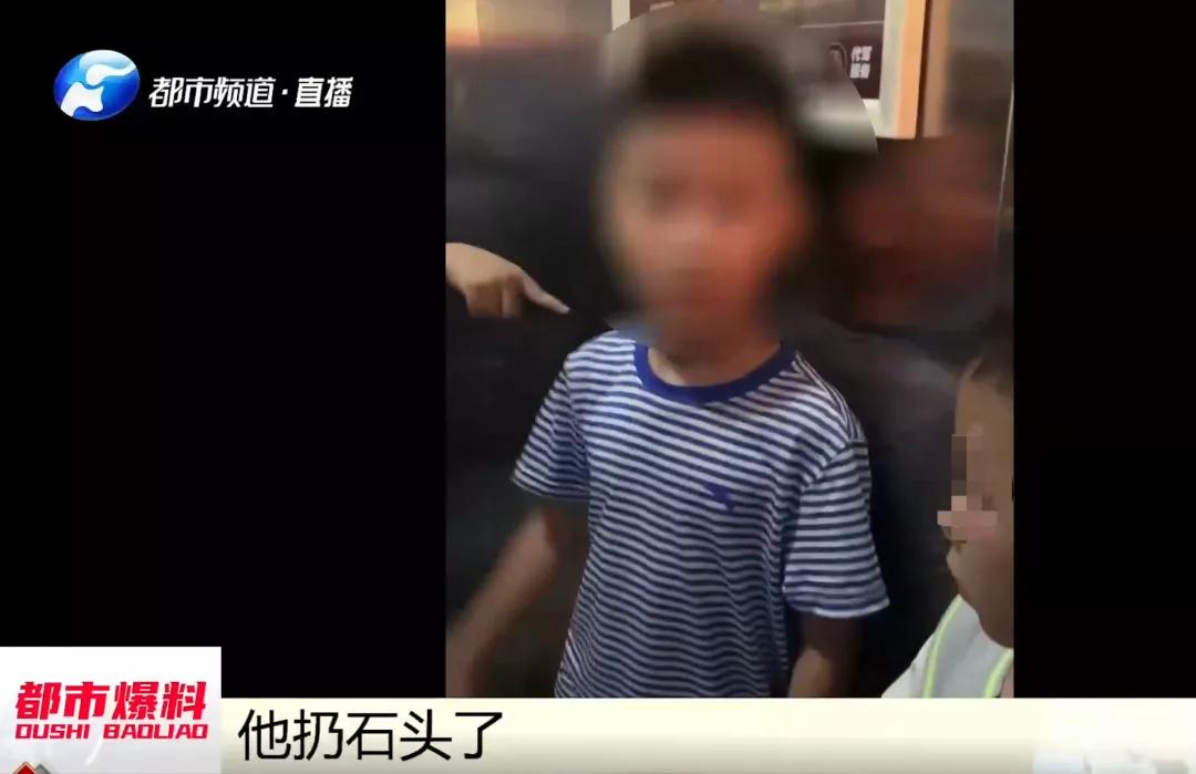 32层楼顶有小孩在玩,小孩爬上32层楼顶玩