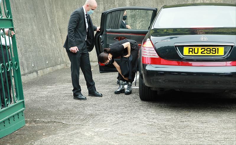 赌王遗体下葬，全家亮相奚梦瑶缺席，四太打扮时髦外孙女太不得体