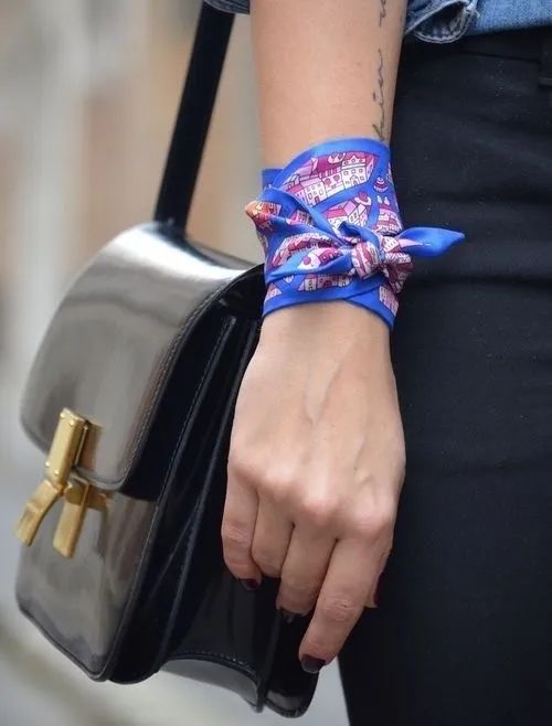 丝巾的5种时髦系法学起来,春季丝巾系法大全搭配大衣