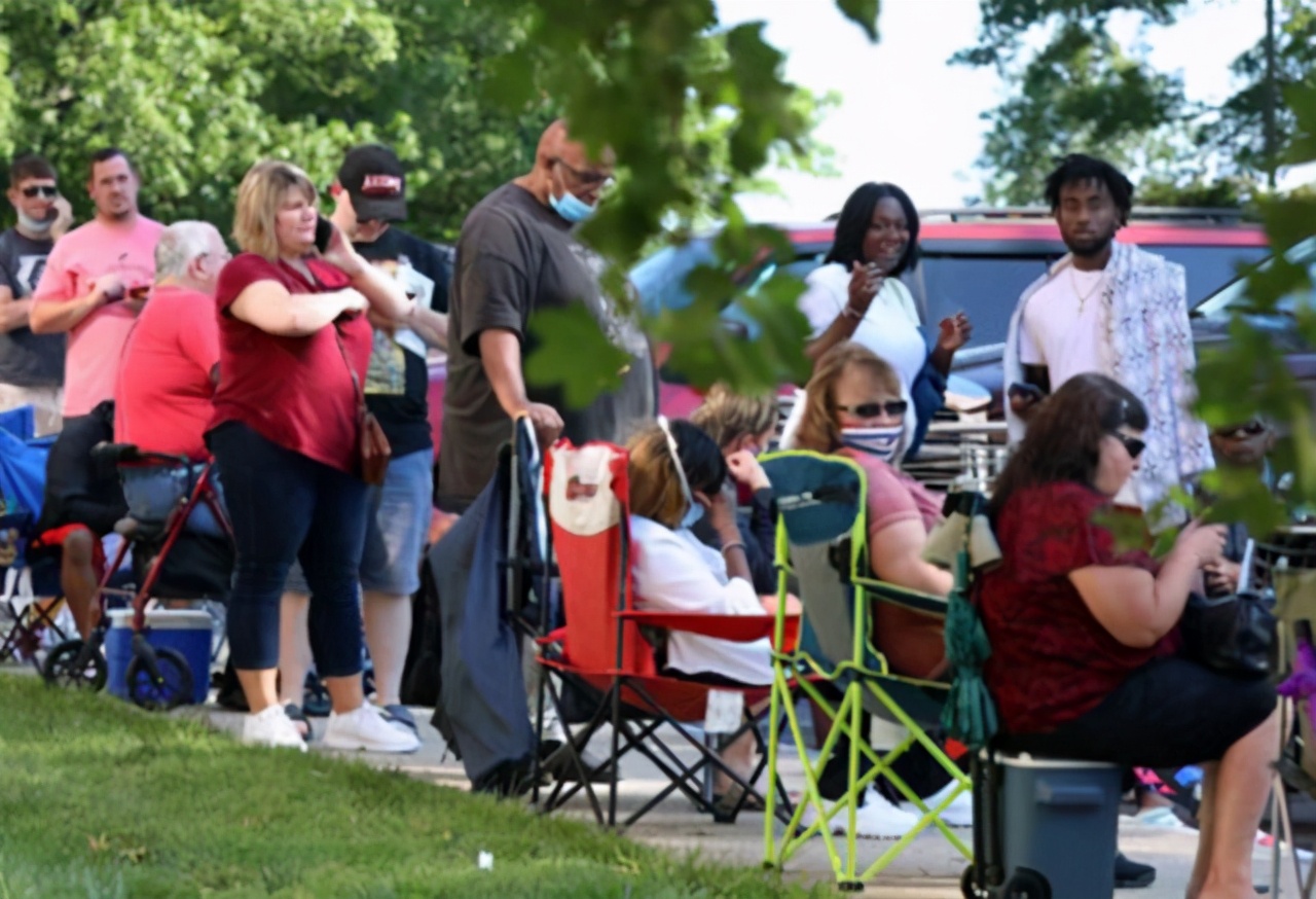 残忍的香烟实验：将小狗囚禁后割开喉咙，每天强喂100支香烟