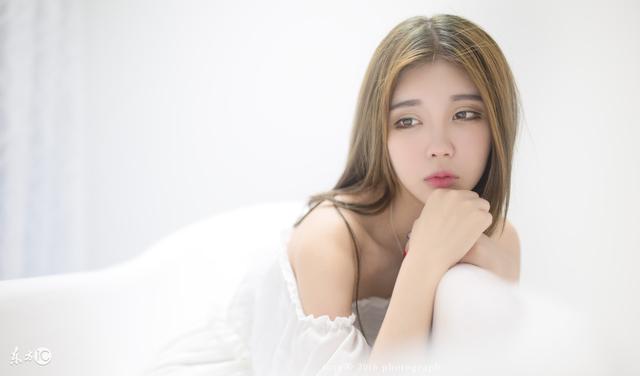 阔少为争笑话故意羞辱小伙,阔少仗势欺人教训小伙