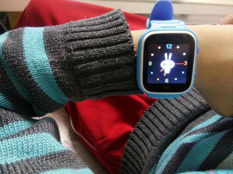 小孩要电话手表家长不给买,小孩子说妈妈要买小天才电话手表