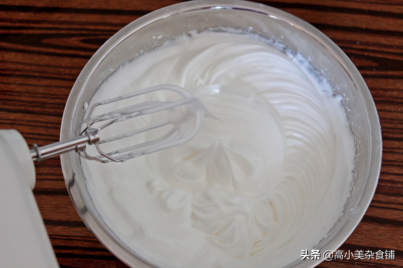 戚风蛋糕胚做奶油蛋糕的视频,水果奶油蛋糕的蛋糕胚