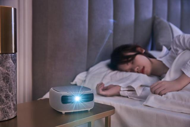 买个什么投影仪卧室看电影,投影仪最低多少能小卧室看电影