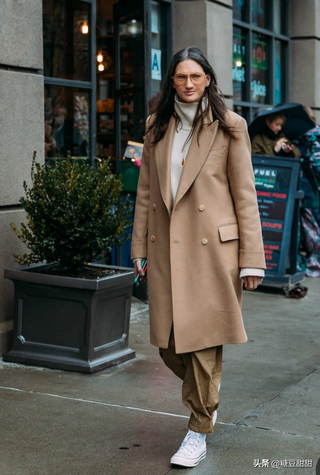 穿大衣配短雪地靴好看么,雪地靴鞋搭配大衣好看吗