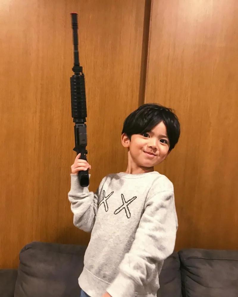 女版GD潮过陈冠希女儿？月入十万萌娃靠穿搭火爆ins