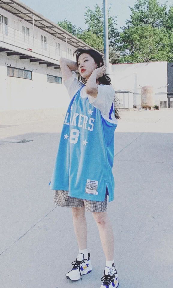 章若楠被男明星夸可爱,被章若楠穿搭圈粉