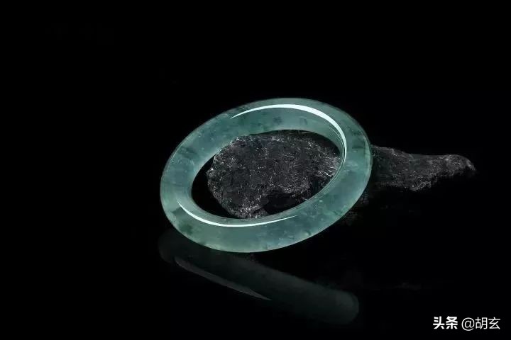 翡翠手镯怎么戴才容易,翡翠手镯怎么戴才是好的