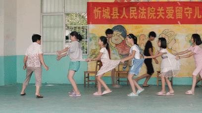 广西忻城一农妇,没有文化连拼音都不会,却带领留守儿童学弟子规