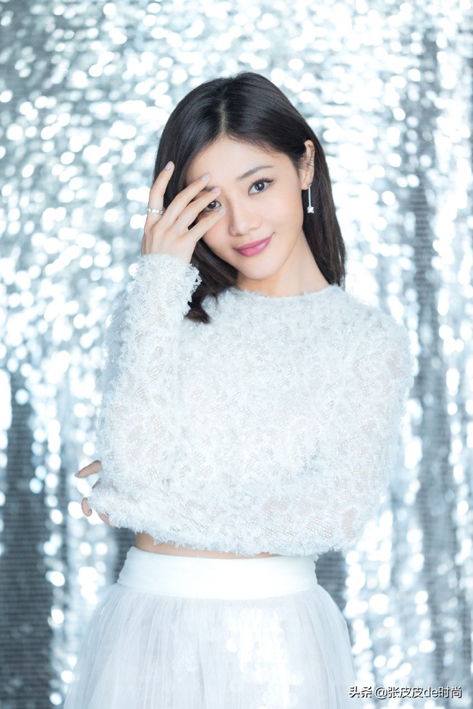 小姨妈邓家佳今年几岁了,小姨妈邓家佳晒照秀窈窕身材