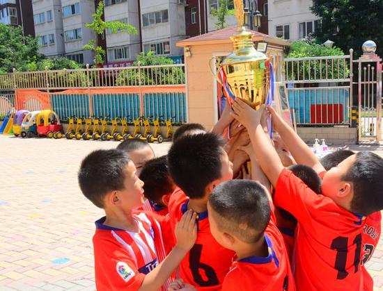 沃德兰·东大幼儿园易城园“沃沃足球赛”圆满落幕小球员诠释“体育精神”