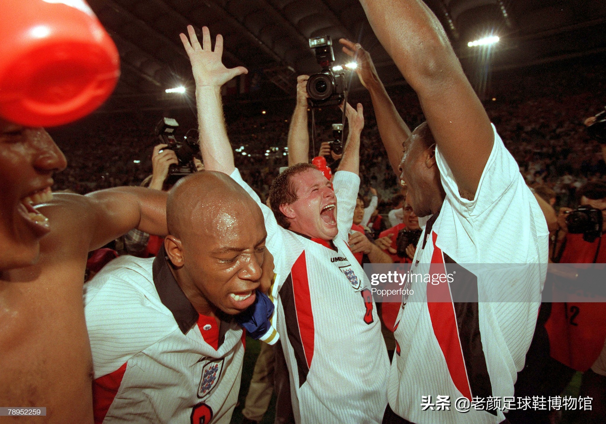 破产酒鬼的球鞋拍卖值6万，加图索的恩人名字成为香港路名