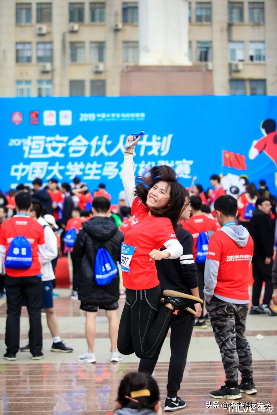 校园马拉松感受青春力量,在教室看同学田径比赛