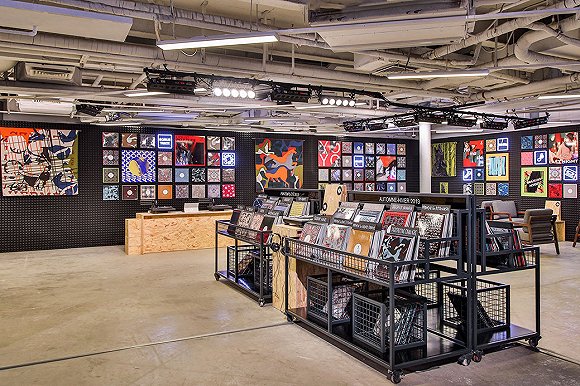 爱马仕开了家丝巾唱片店，GUESS要与HelloKitty联名了