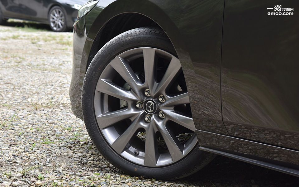 2021马自达3昂克赛拉2.0家用油耗,马自达3昂克赛拉1.5和2.0哪个更好