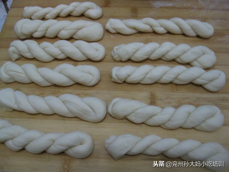 自家炸油条面的做法,家庭自制老面发面油条的做法