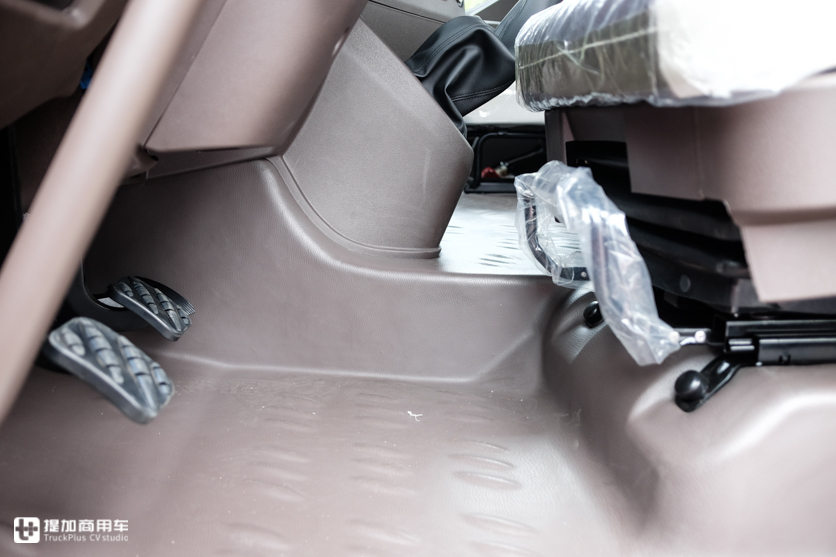 30万左右的卡车,30万国六牵引车