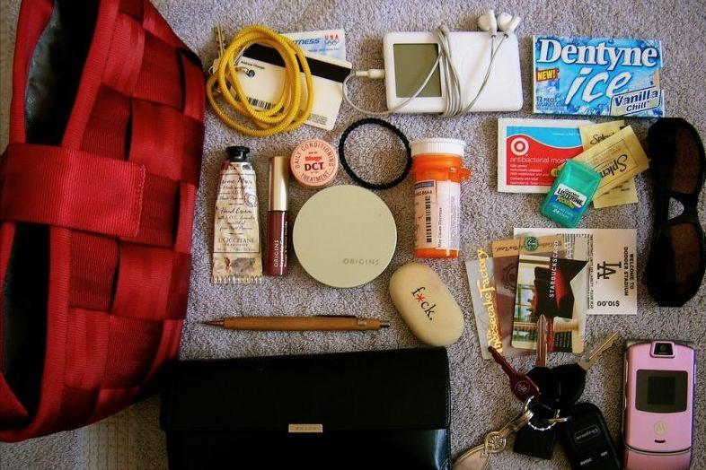 女孩子包包里边必装的十个物品,女生包包里的40件必备小东西