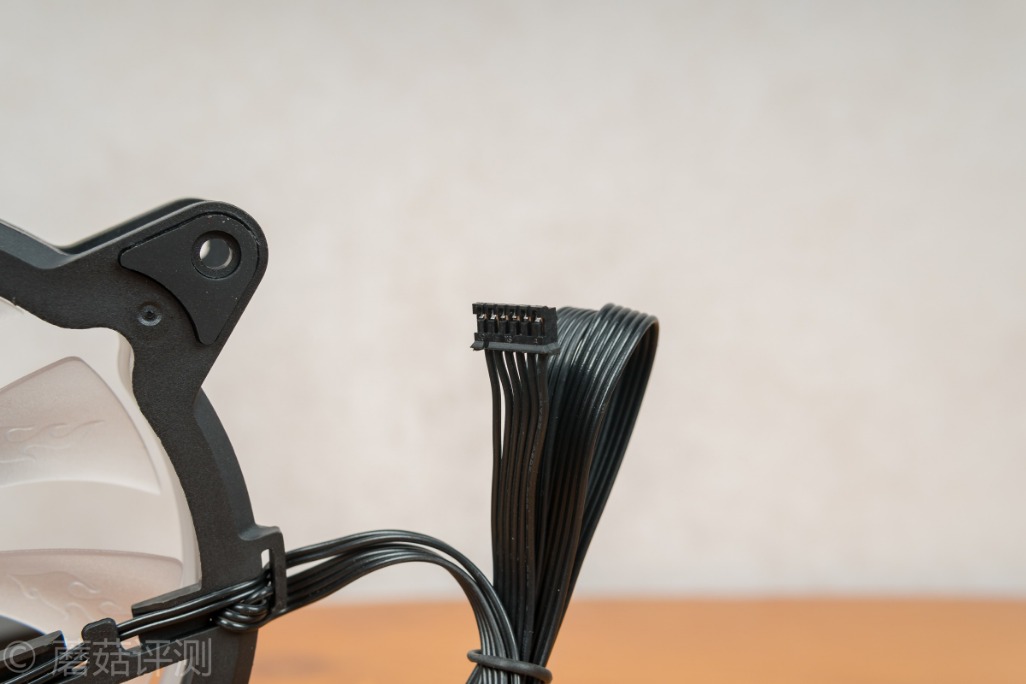 打造一款外观漂亮的机箱,从更换风扇开始——Tt玲珑RGB机箱风扇