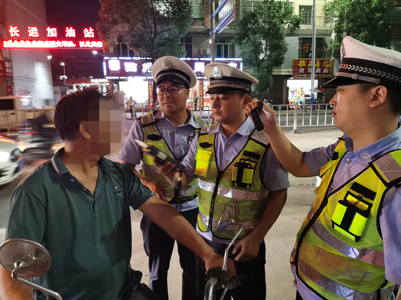 和我一起探索图片,交警平凡的每一天