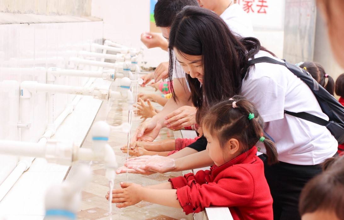 婴儿污垢太多不洗会长进肉里面吗,宝宝脏一点没关系