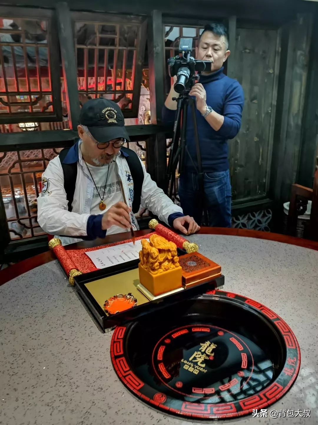 这个大叔有点料背包客主题酒店老板自媒体达人哪个身份才是他？