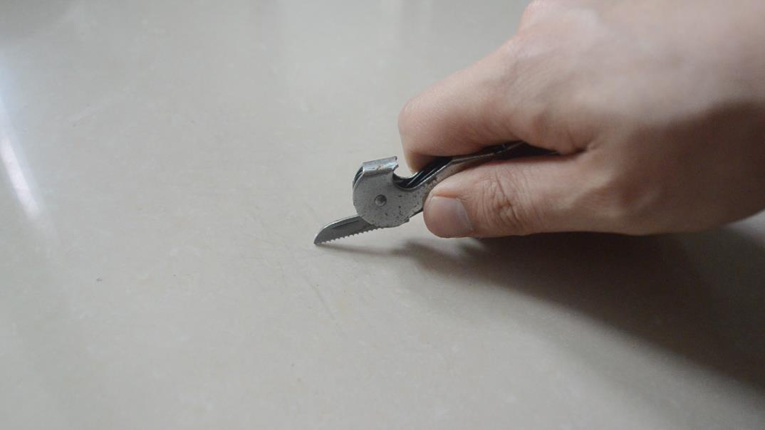 瓷砖被沙子磨出很多划痕如何补救,瓷砖有划痕怎么能100%的清除掉