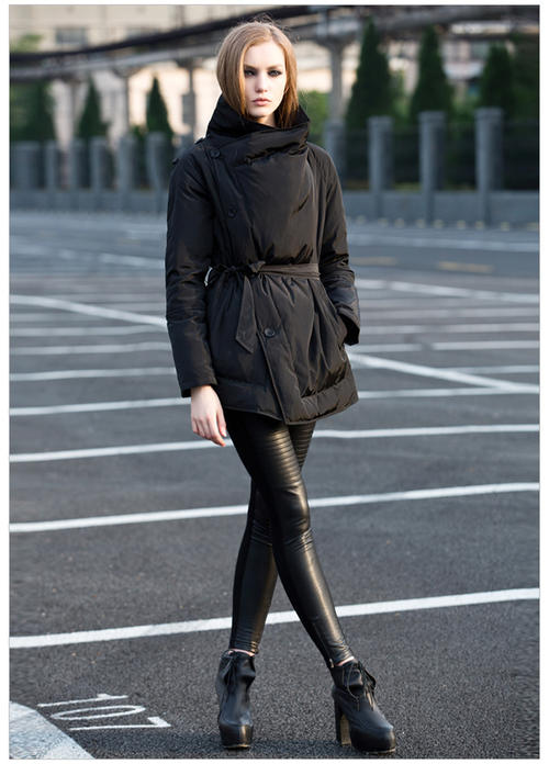 寒冷冬天穿羽绒服如何搭配才好看 (冬天的羽绒服怎么穿才好看)