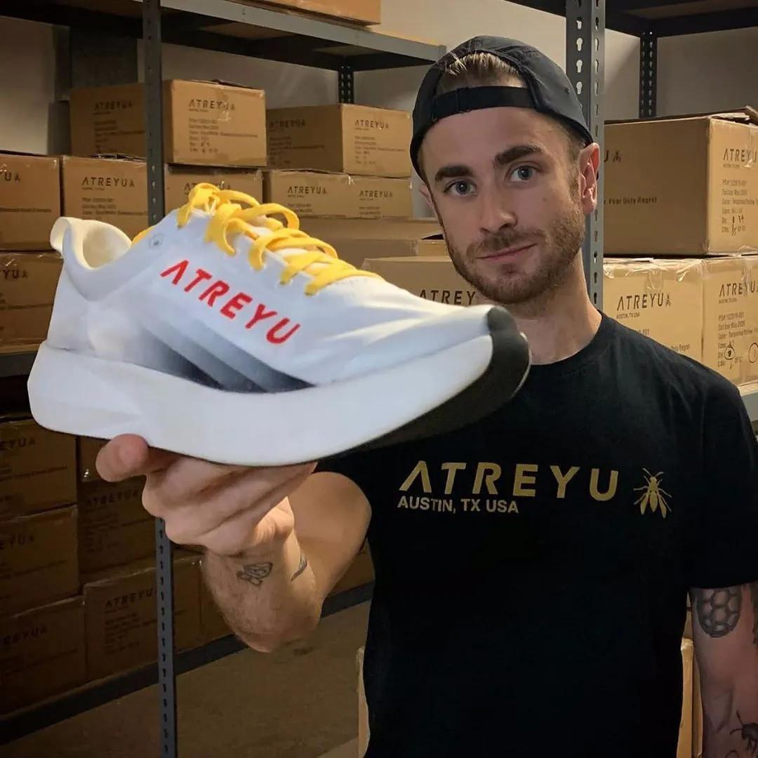 刘嘉玲穿运动鞋,54岁的刘嘉玲穿运动装登山