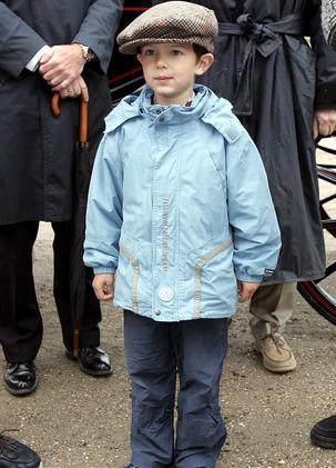 他是有中国血统的欧洲王子，父母离婚后，他只能在中国以走秀为生