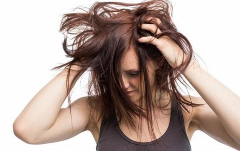 头发老是出油掉发,头发老是出油有一股味道