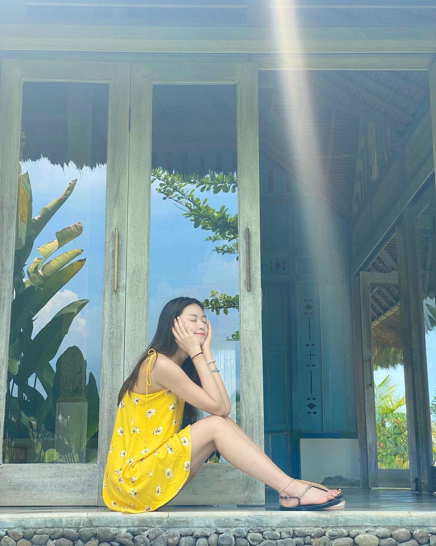 她是zico的前女友，深蓝风衣内搭灰卫衣出镜，身材依旧没的说