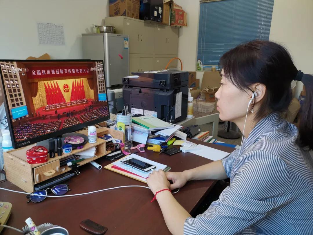 记住他们，纺织行业这些集体和个人获得全国抗疫先进表彰，中国纺联组织收看表彰大会