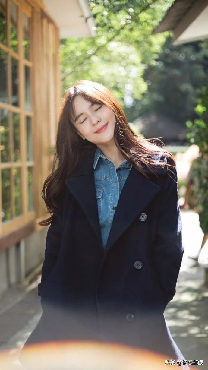 泰式小清新李海娜，笑起来眉眼弯弯的，真的甜到心坎里去了