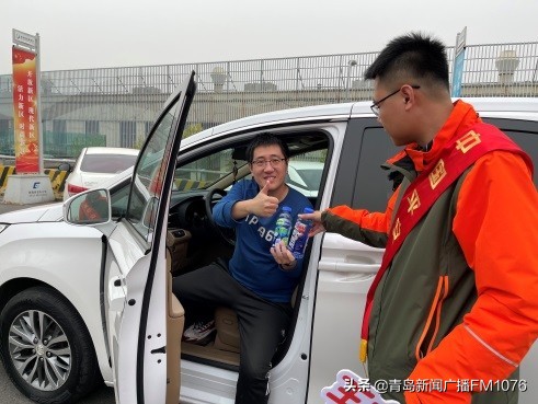 平安产险青岛分公司联合青岛交警开展“五一”出行暖心护航活动