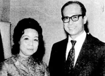 香港豪门最惨原配！生前帮贫穷小子成首富，死后还要被他利用？