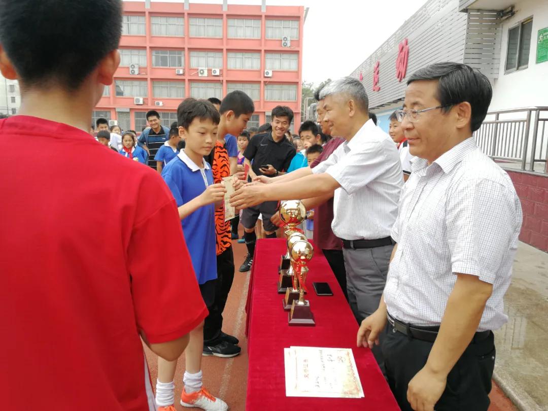 枣庄市立新小学第三届“校长杯”足球联赛圆满落下帷幕