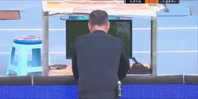 傅明吹罚鲁能比赛的裁判组,傅明对鲁能的争议判罚