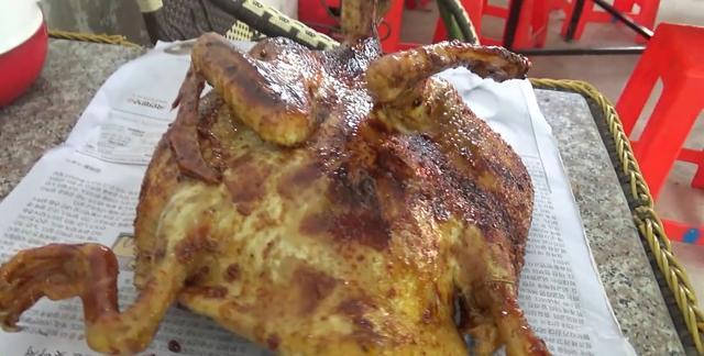 男子野外捉了只5斤的野鸭，这样做着吃，比北京烤鸭还要好吃