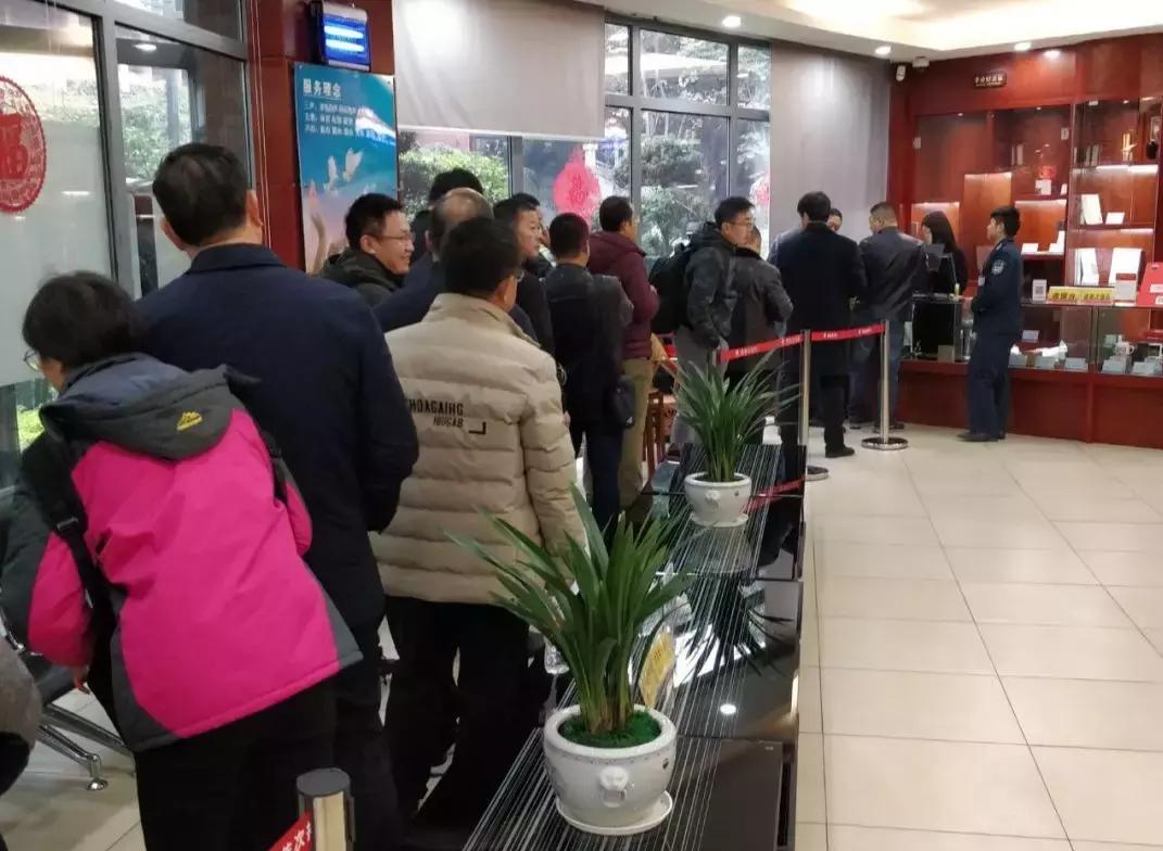 探访茅台镇:空气里都飘着酒精,装卸工月入万元村民盼*迁拆**