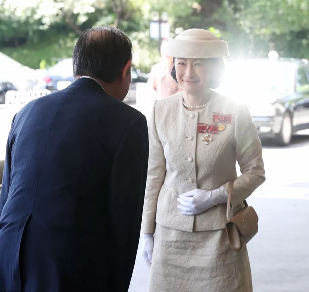 雅子皇后年轻穿搭,雅子皇后青色裙子