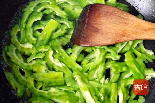 大厨炒苦瓜的做法,炒苦瓜不苦的秘诀