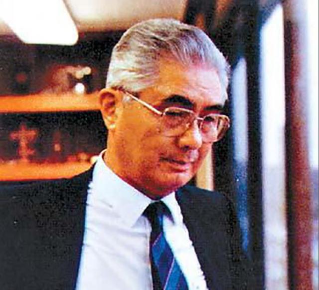 1986年,*小平邓**在京会见荣氏家族:你们就像杨家将,是有功的